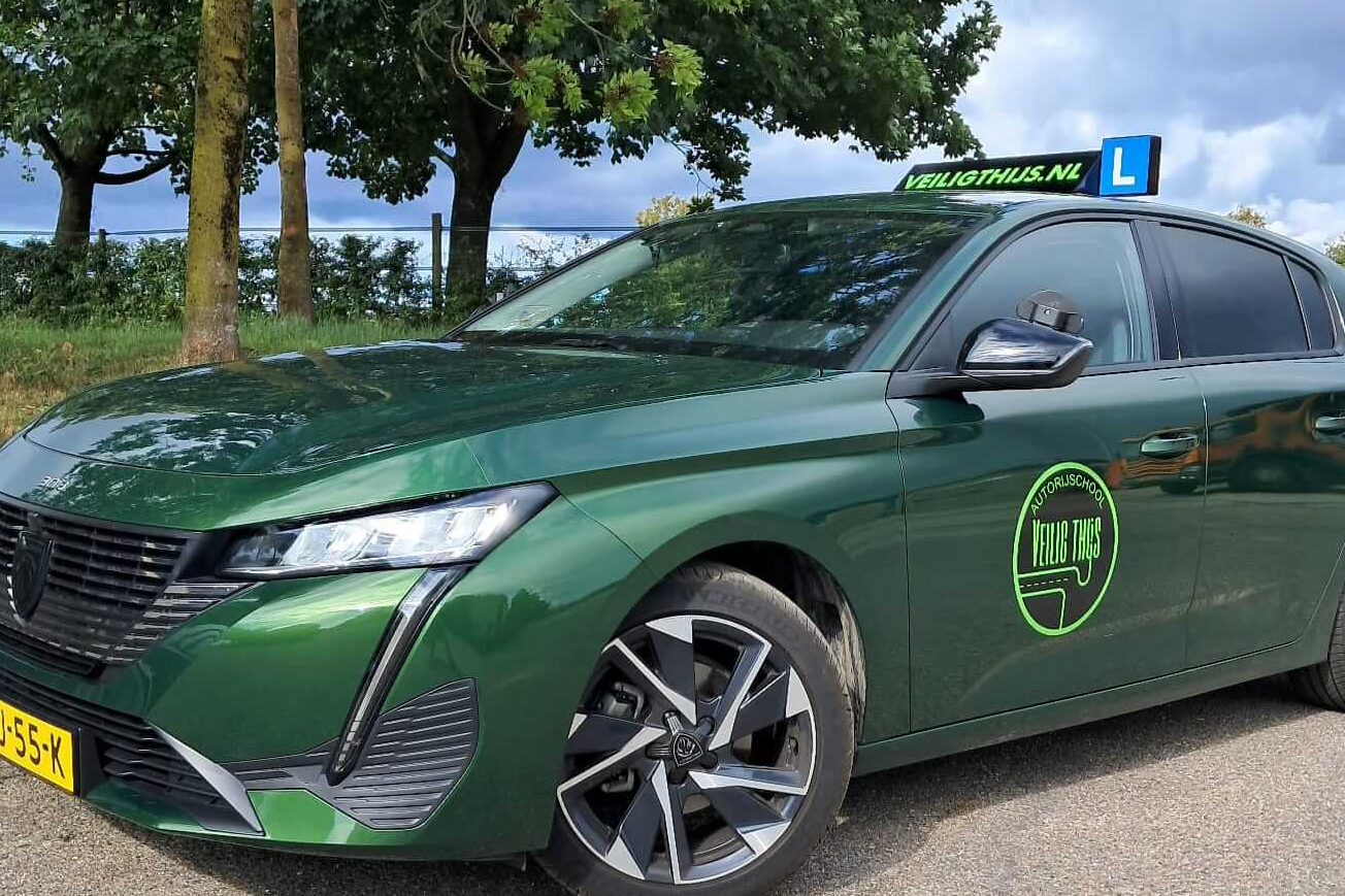 De donkergroene Peugeot lesauto van Veilig Thijs met L-bord